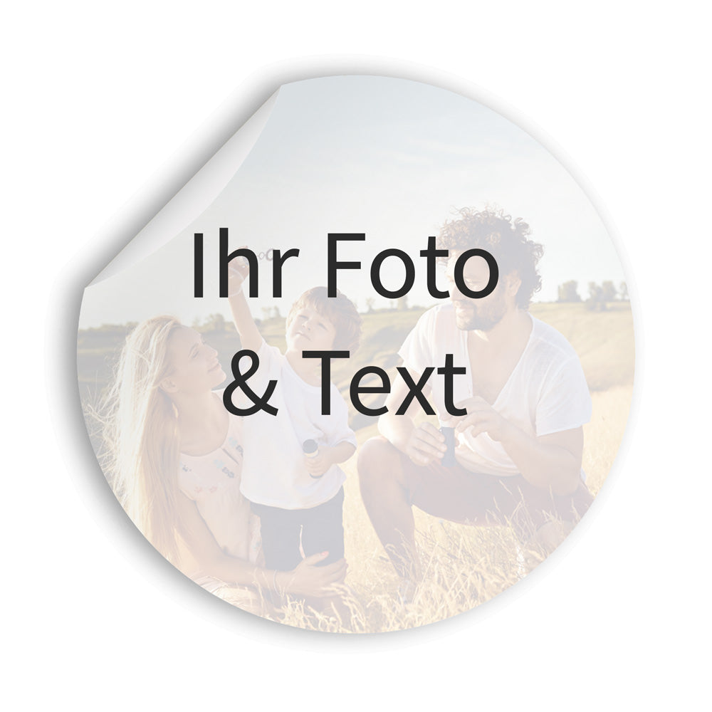 Vorschau eines personalisierbaren runden Aufklebers mit eigenem Foto und Text. Das Beispielmotiv zeigt eine Familie auf einer Wiese. Die obere Ecke des Stickers ist leicht abgelöst, um die Materialstruktur darzustellen. Perfekt für individuelle Gestaltung, Werbezwecke oder Dekoration.
