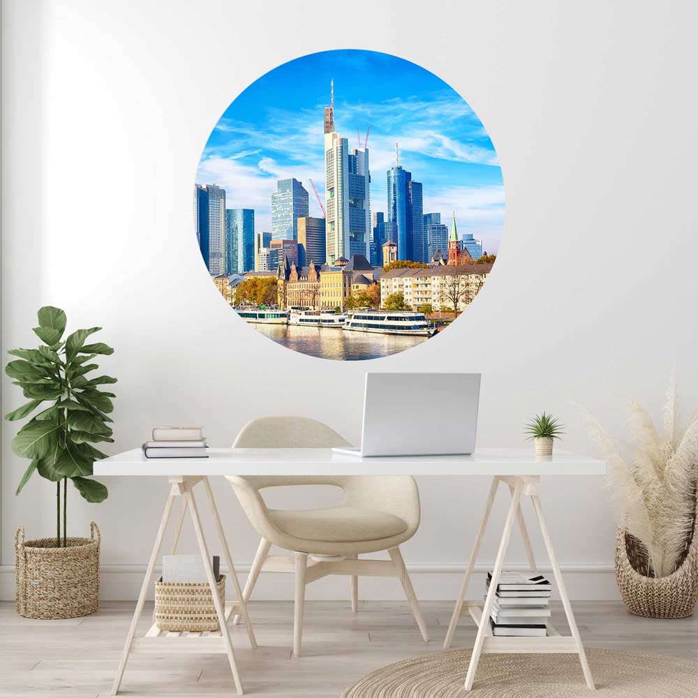 Runder Wandsticker "Frankfurt am Main" an weißem Schreibtisch