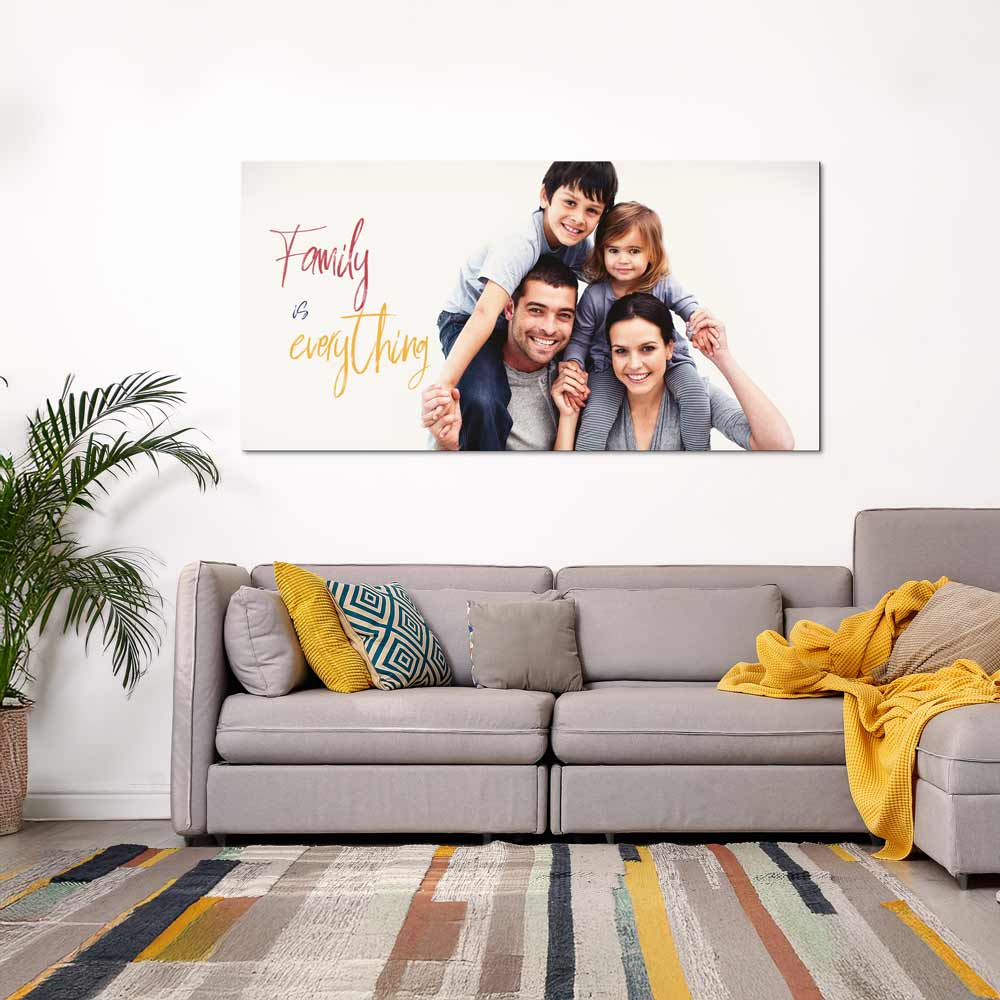 Familienfoto über dem Sofa auf Aluminium Dibond. Stabil und robust, mit farbintensivem Druckbild