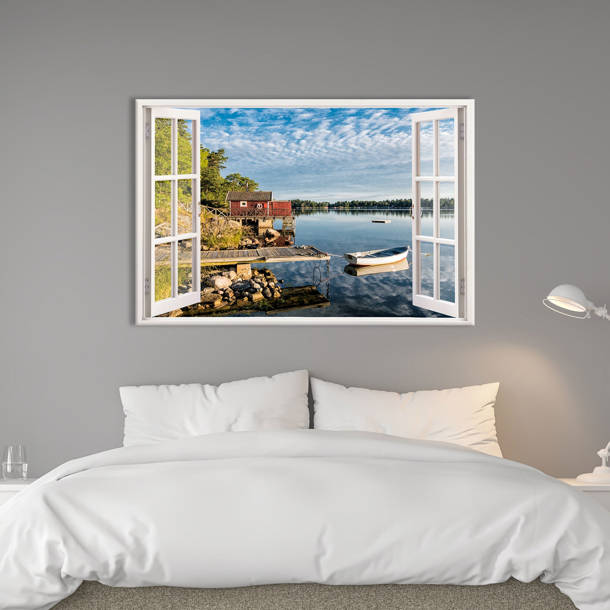 Wandtattoo mit offenem Fensterblick auf einen ruhigen See mit Bootssteg, Ruderboot und rotem Bootshaus. Die fotorealistische Darstellung schafft eine beruhigende Atmosphäre und verleiht dem Raum eine besondere Tiefe. Ideal als Wanddekoration für Schlafzimmer oder Wohnbereiche.