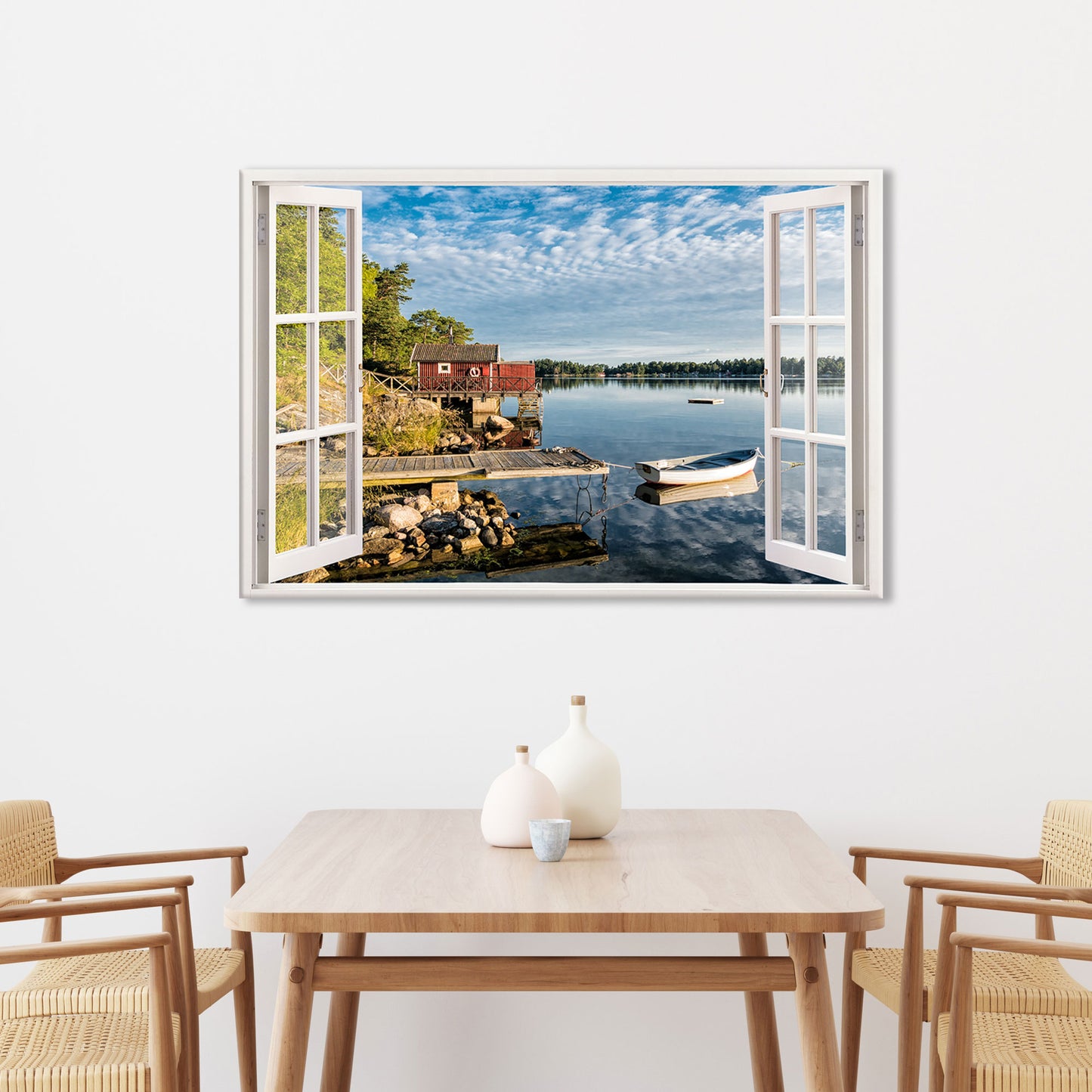 Wandtattoo mit offenem Fensterblick auf eine ruhige Seelandschaft mit Boot und rotem Bootshaus. Das Motiv zeigt ein idyllisches Gewässer mit Holzsteg, umgeben von Natur, und verleiht dem Esszimmer eine harmonische Atmosphäre. Perfekte Wanddekoration für ein modernes und gemütliches Zuhause.