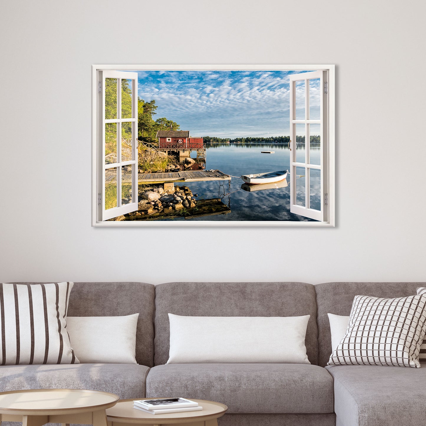 Wandtattoo mit Fensterblick auf einen idyllischen See mit Bootssteg, Ruderboot und einem roten Bootshaus. Die realistische 3D-Optik verleiht dem Raum Tiefe und sorgt für eine entspannende Atmosphäre. Perfekt als Wanddekoration für Wohnzimmer oder gemütliche Wohnbereiche.