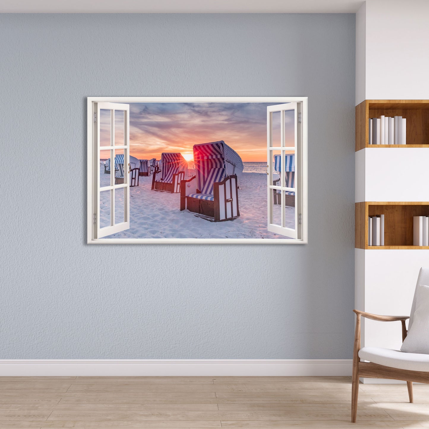 Wandbild mit einem offenen Fensterblick auf einen Sandstrand mit blau-weiß gestreiften Strandkörben im Sonnenuntergang. Die warmen Farben des Himmels und die entspannte Atmosphäre schaffen eine beruhigende Raumdekoration. Ideal für Wohn- oder Schlafzimmer.