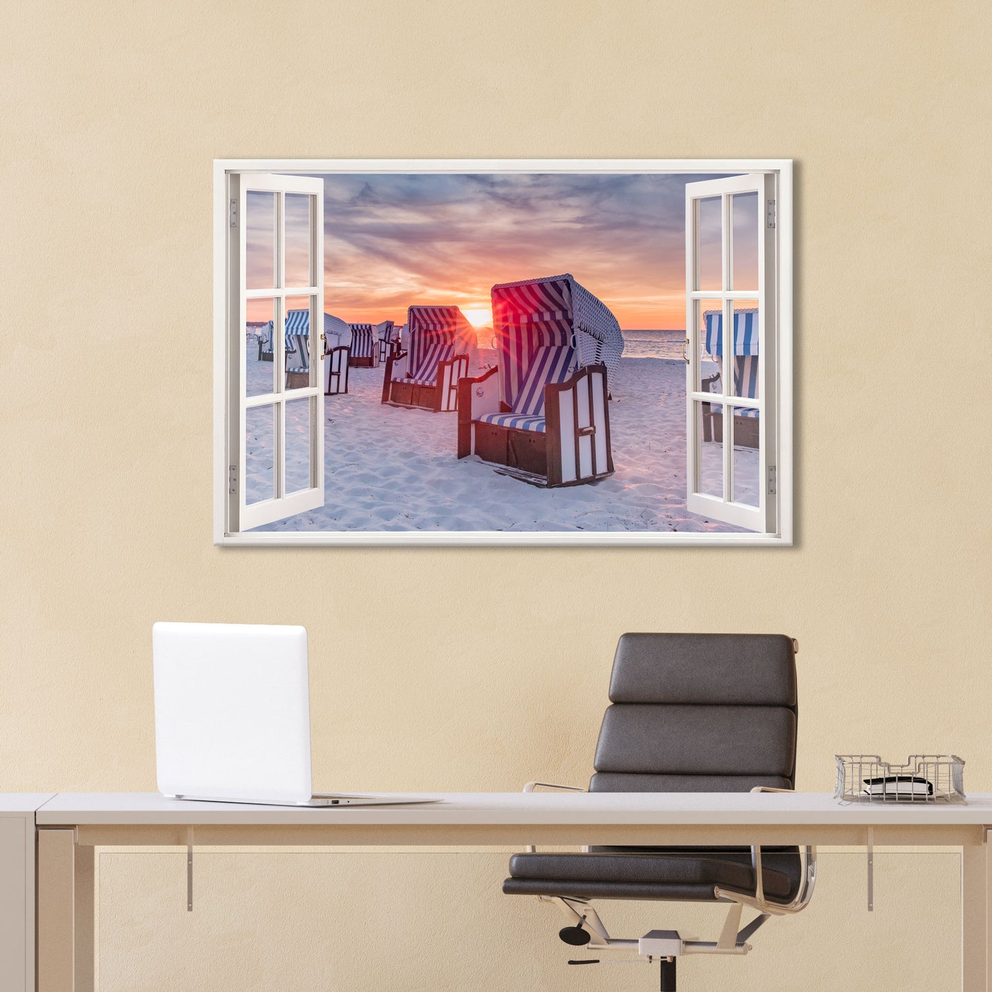 Strandkörbe am weißen Sandstrand mit Blick auf das Meer bei Sonnenuntergang. Die Sonne wirft warmes Licht auf die blau-weiß gestreiften Körbe, während der Himmel in sanften Orange- und Lilatönen leuchtet. Wanddekoration mit Fensterblick für Urlaubsfeeling im Wohnraum.