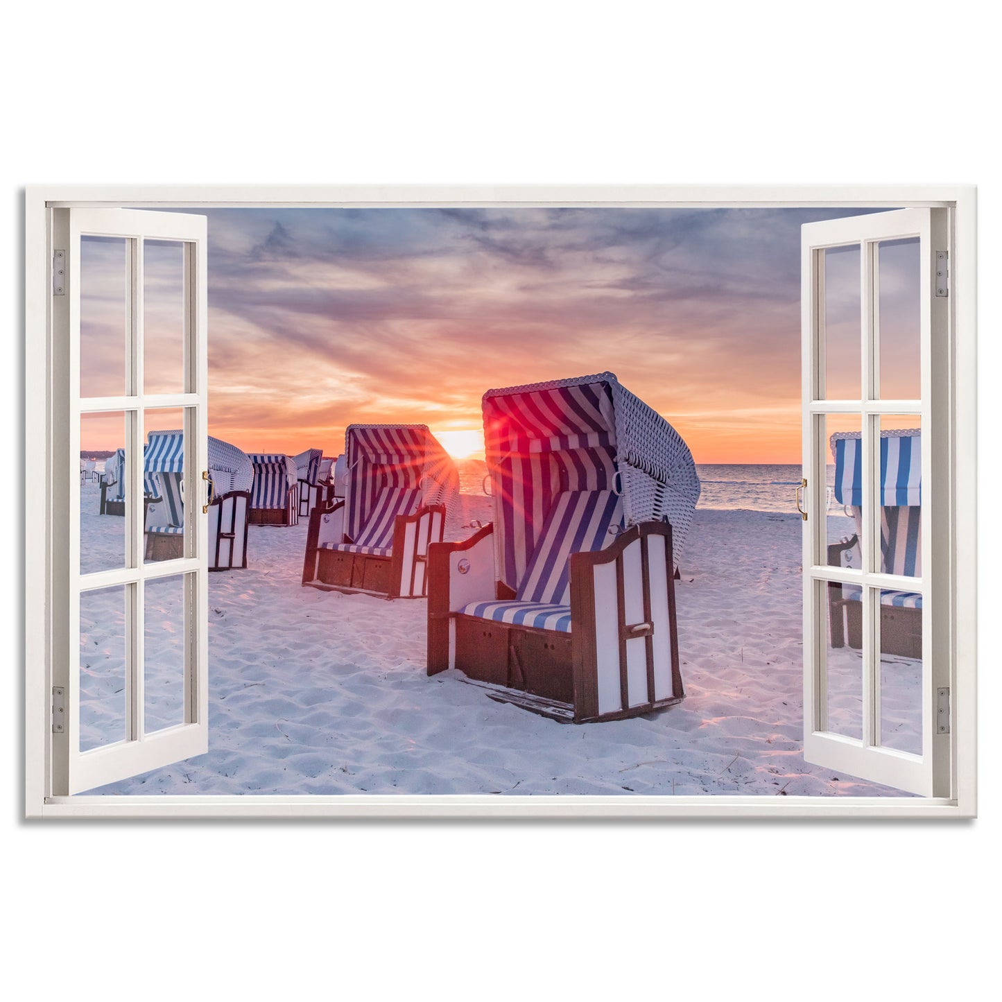 Wanddeko mit Blick durch ein offenes Fenster auf einen Sandstrand mit blau-weiß gestreiften Strandkörben im Sonnenuntergang. Die warme Abendsonne taucht den Himmel und das Meer in sanfte Orange- und Lilatöne. Perfekte Dekoration für eine entspannte Atmosphäre.