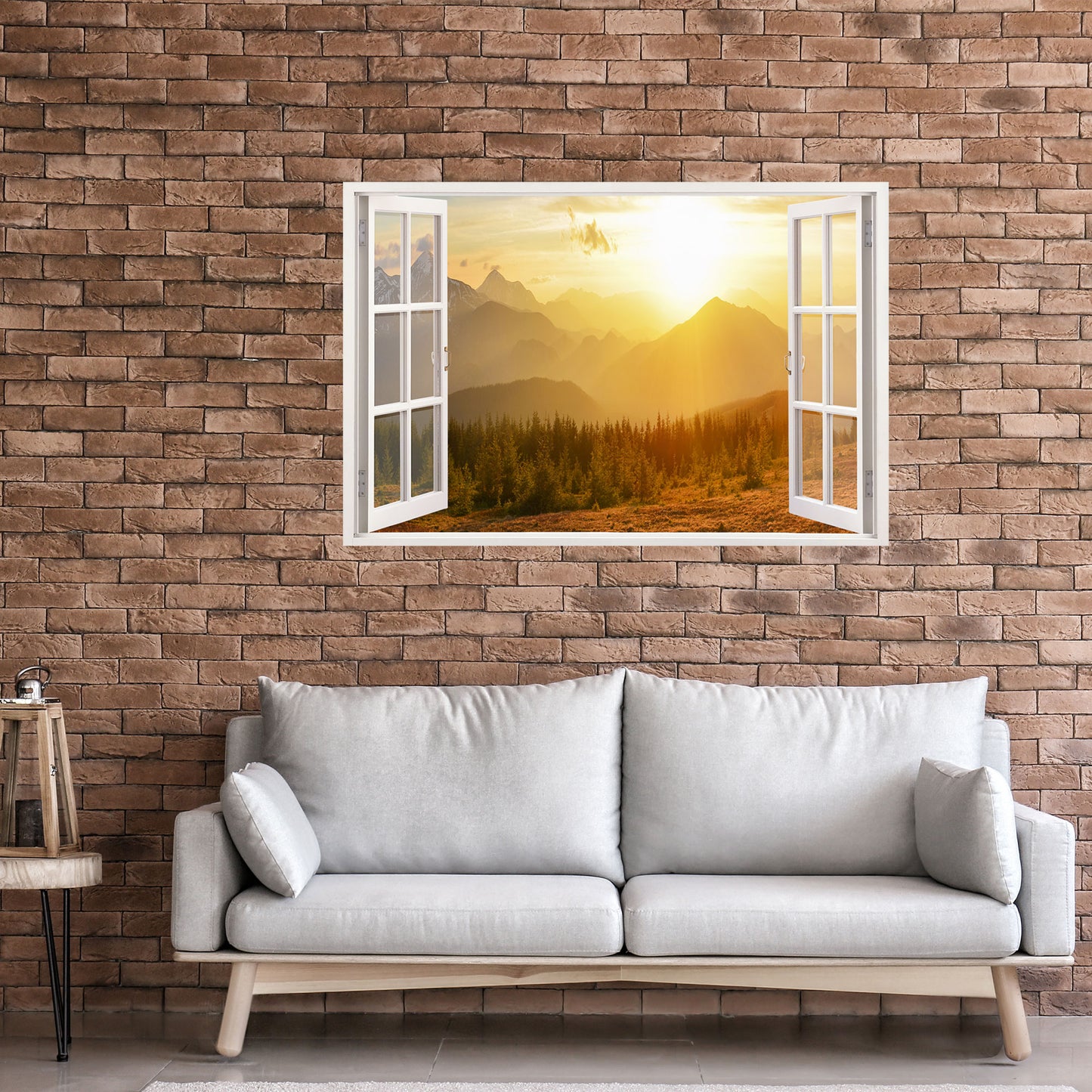 Moderne Wanddekoration mit Fensterblick auf eine malerische Berglandschaft im Sonnenuntergang. Das stilvolle Wandbild verleiht dem Wohnzimmer mit Backsteinwand eine gemütliche Atmosphäre – hochwertiger Druck von Wallspirit.