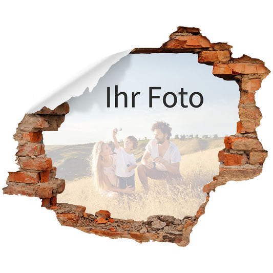 3D-Wandtattoo mit realistischer Ziegelmauer-Optik, die eine aufgerissene Wand simuliert. In der Mitte befindet sich ein personalisierbares Foto mit dem Beispielmotiv einer Familie auf einer Wiese. Perfekt als kreative Wanddekoration mit individuellem Design für Wohnräume.