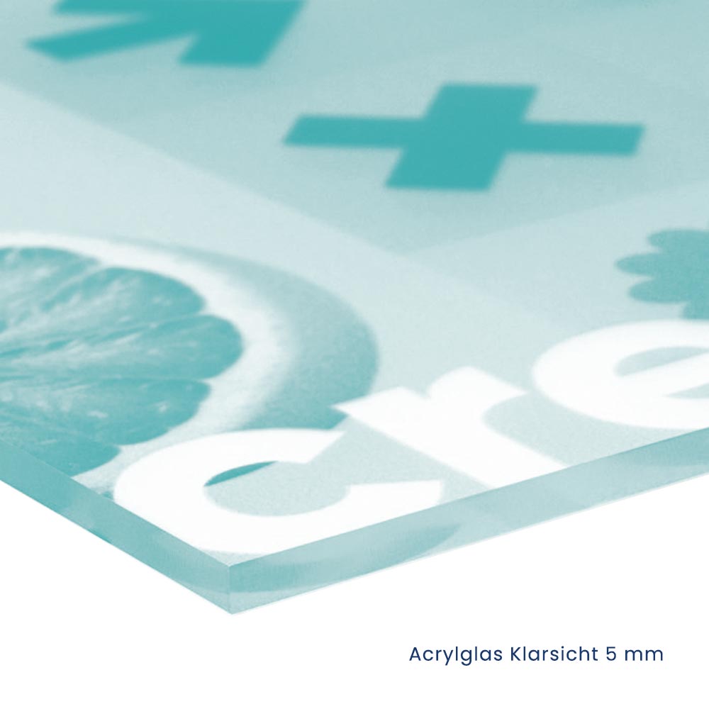 Detailaufnahme eines hochwertigen Drucks auf 5 mm klarsichtigem Acrylglas. Das Motiv zeigt geometrische Symbole, eine stilisierte Zitrusfrucht und weiße Schrift auf einem türkisfarbenen Hintergrund. Die polierte Kante des Acrylglases sorgt für eine edle und moderne Optik.