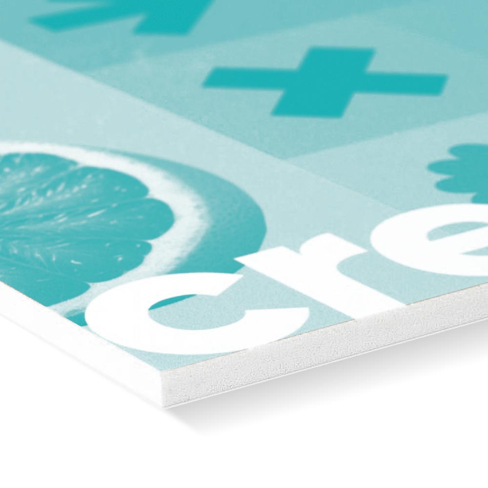 Detailaufnahme einer bedruckten Fotoleinwand mit hochwertigem Druck. Das Design zeigt eine stilisierte Zitrusfrucht, geometrische Symbole und große weiße Schrift auf einem türkisfarbenen Hintergrund. Die Leinwandkante ist sichtbar und zeigt die Materialdicke.