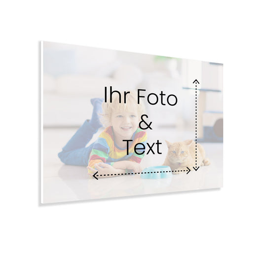 Vorschau einer personalisierbaren Fotoleinwand mit eigenem Foto und Text. Das Beispielbild zeigt ein Kind in buntem Pullover, das neben einer Katze liegt. Zusätzliche Pfeile deuten die anpassbare Größe der Leinwand an. Ideal für individuelle Wanddekorationen oder Geschenke.