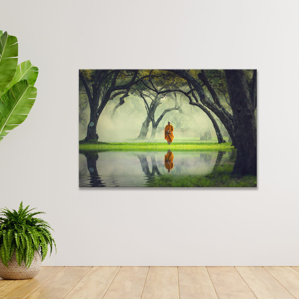 Canvasbild "Mönch am See" auf heller Wand mit Pflanzen
