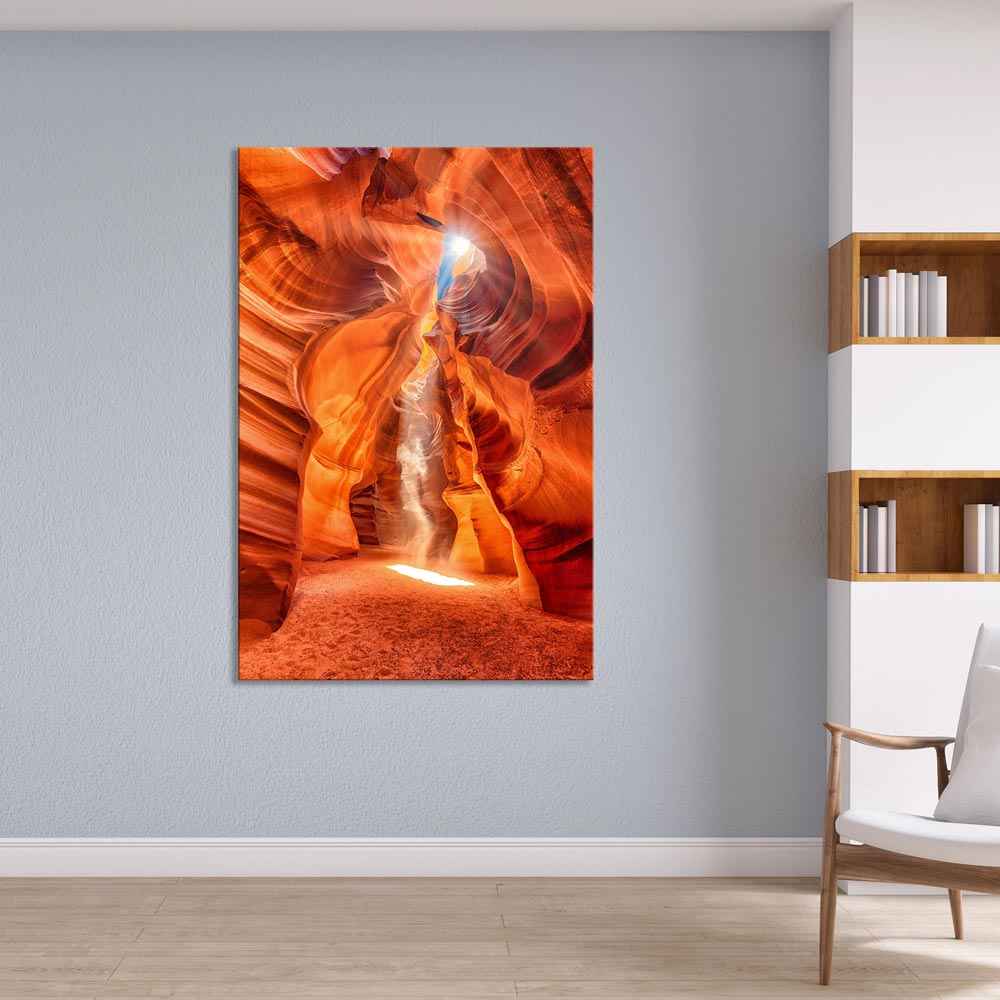 Leinwandbild "Sonnenstrahlen in den Canyon" neben Regal und sessel