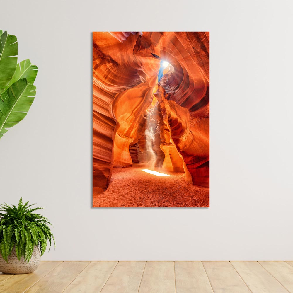 Leinwandbild "Sonnenstrahlen in den Canyon" auf heller Wand 