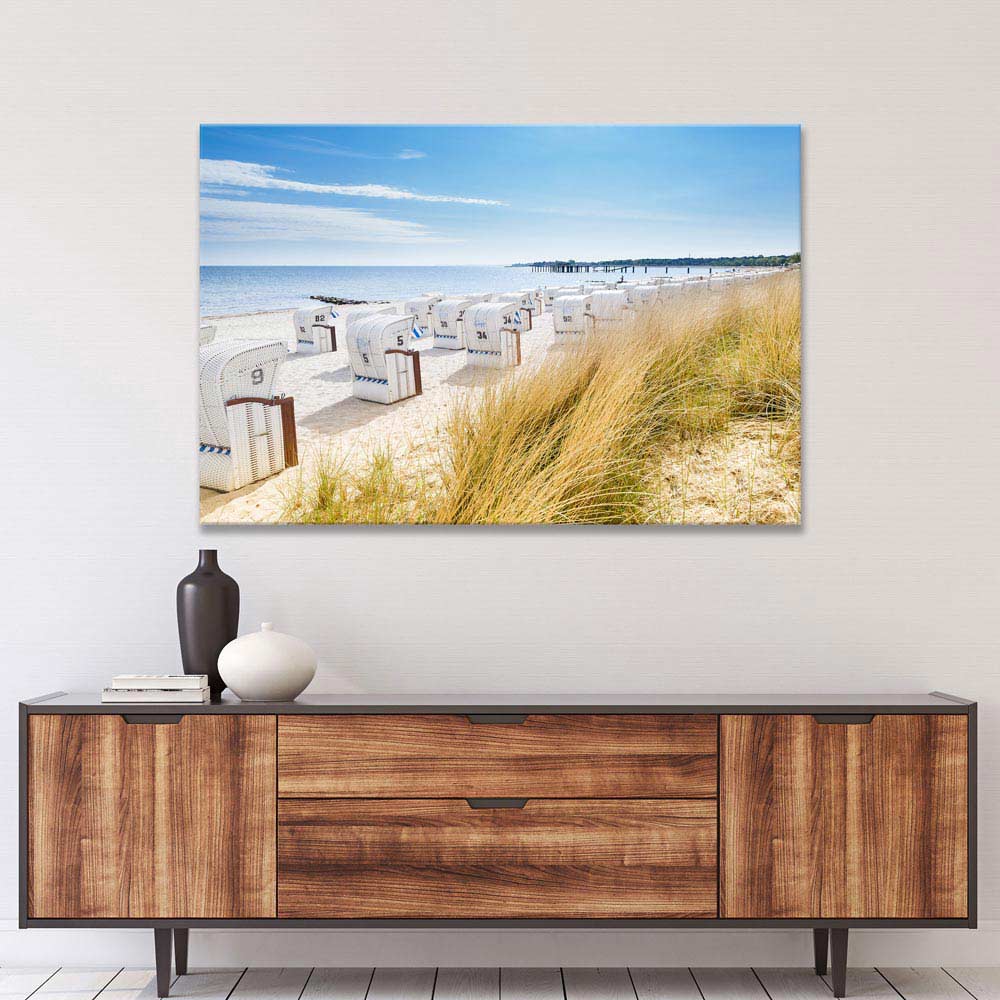 Leinwandbild "Strandkörbe am Meer" mit Sideboard