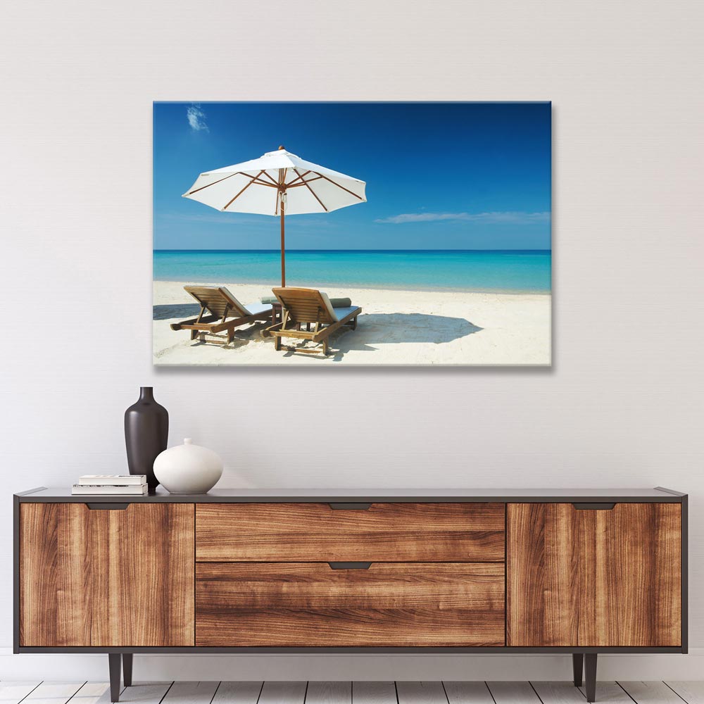 Leinwandbild "Strand mit Liegestühlen" im Flur