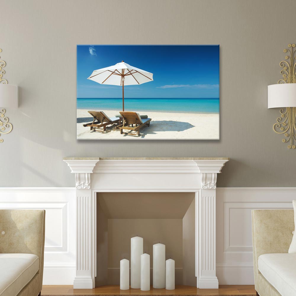 Leinwandbild "Strand mit Liegestühlen" im Kaminzimmer