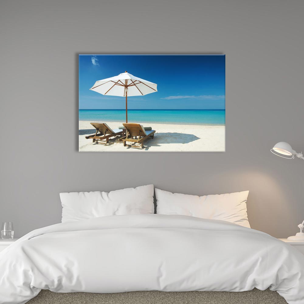 Leinwandbild "Strand mit Liegestühlen" im Schlafbereich