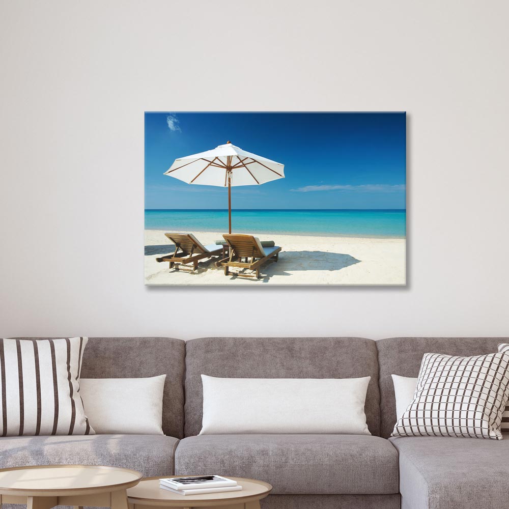 Leinwandbild "Strand mit Liegestühlen" über grauem Sofa