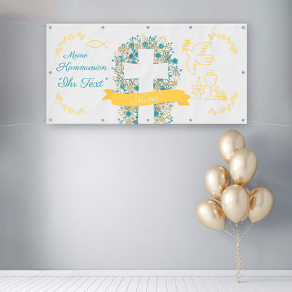 Personalisierbares Kommunion-Banner mit floraler Kreuz-Grafik, Taube, Kelch und christlichen Symbolen, aufgehängt in einem festlich dekorierten Raum. Das Banner enthält den Schriftzug 'Meine Kommunion' mit individuellem Textfeld und Namen auf einem gelben Banner. Daneben schweben goldene Luftballons als elegante Partydekoration.