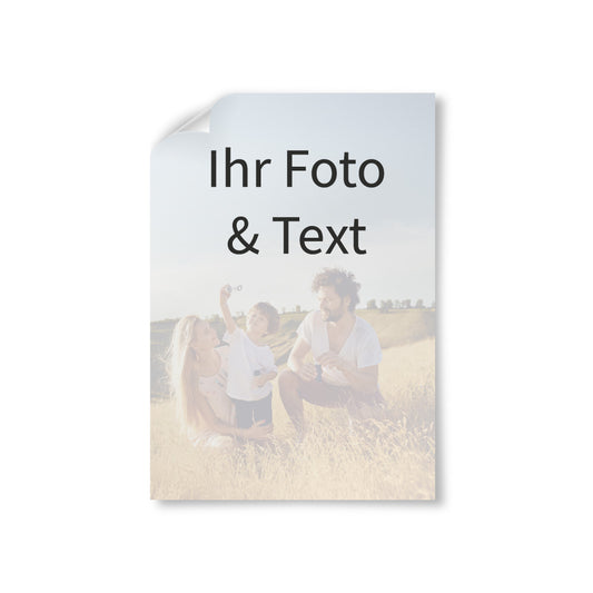 Vorschau eines personalisierbaren Posters mit eigenem Foto und Text. Das Beispielmotiv zeigt eine Familie auf einer Wiese. Die obere Ecke des Posters ist leicht umgeklappt, um die Papierstruktur darzustellen. Ideal für individuelle Wanddekoration oder als Geschenk.