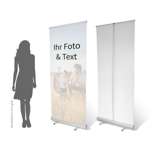 Beidseitige Ansicht eines personalisierbaren Rollup-Banners mit eigenem Foto und Text. Das Beispielmotiv zeigt eine Familie auf einer Wiese. Links daneben eine Silhouette einer 1,75 m großen Person als Größenvergleich. Das Banner ist ideal für Werbezwecke, Events oder individuelle Dekoration.