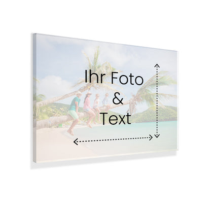 Vorschau eines personalisierbaren Acrylglas-Fotodrucks mit eigenem Bild und Text. Das Beispielbild zeigt eine Gruppe von Menschen, die auf einer Palme an einem tropischen Strand sitzen. Pfeile deuten an, dass die Größe individuell angepasst werden kann. Ideal für stilvolle Wanddekoration oder als besonderes Geschenk.