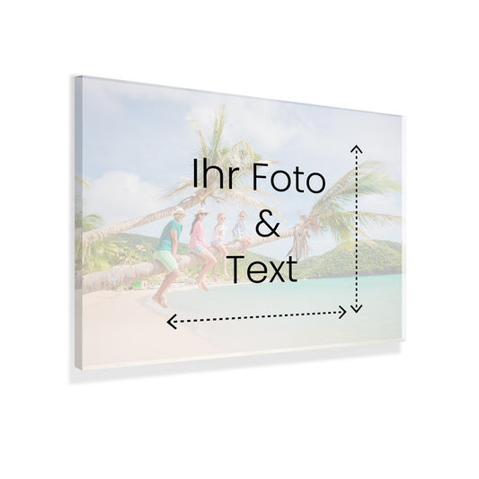 Vorschau eines personalisierbaren Acrylglas-Fotodrucks mit eigenem Bild und Text. Das Beispielbild zeigt eine Gruppe von Menschen, die auf einer Palme an einem tropischen Strand sitzen. Pfeile deuten an, dass die Größe individuell angepasst werden kann. Ideal für stilvolle Wanddekoration oder als besonderes Geschenk.