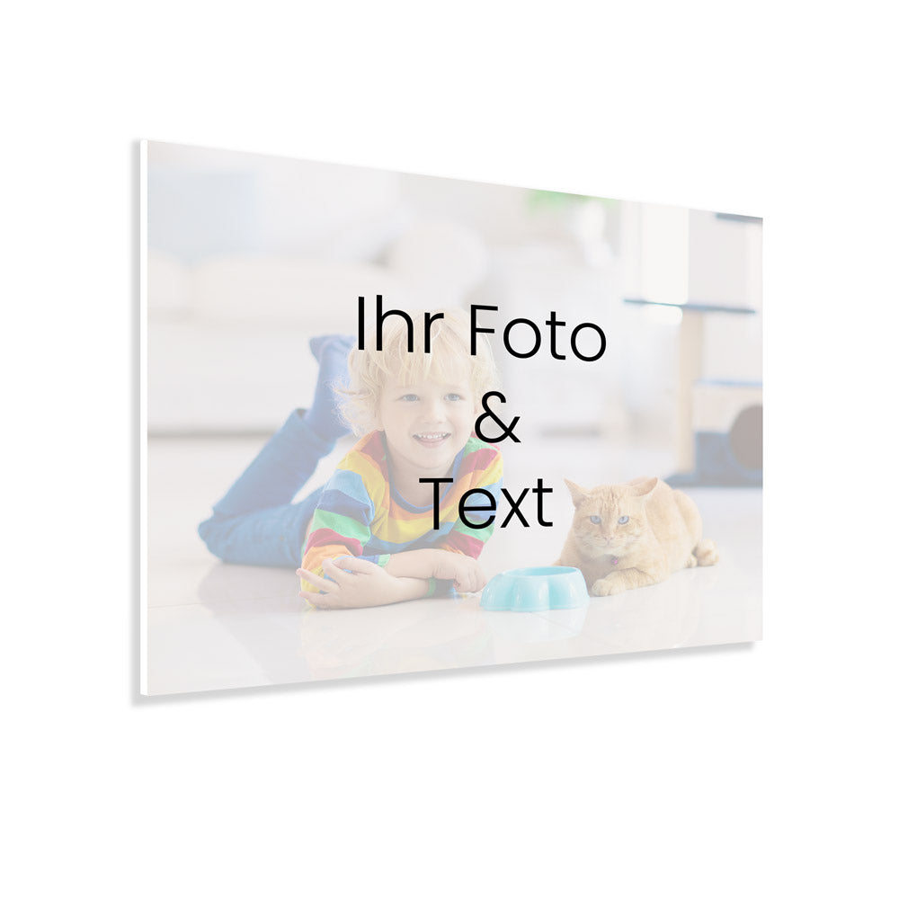 Vorschau einer personalisierbaren Fotoleinwand mit eigenem Foto und Text. Das Beispielbild zeigt ein Kind mit einem bunten Pullover, das auf dem Boden neben einer Katze liegt. Ideal als individuelles Wandbild für Zuhause oder als Geschenk.