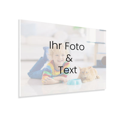 Vorschau einer personalisierbaren Fotoleinwand mit eigenem Foto und Text. Das Beispielbild zeigt ein Kind mit einem bunten Pullover, das auf dem Boden neben einer Katze liegt. Ideal als individuelles Wandbild für Zuhause oder als Geschenk.