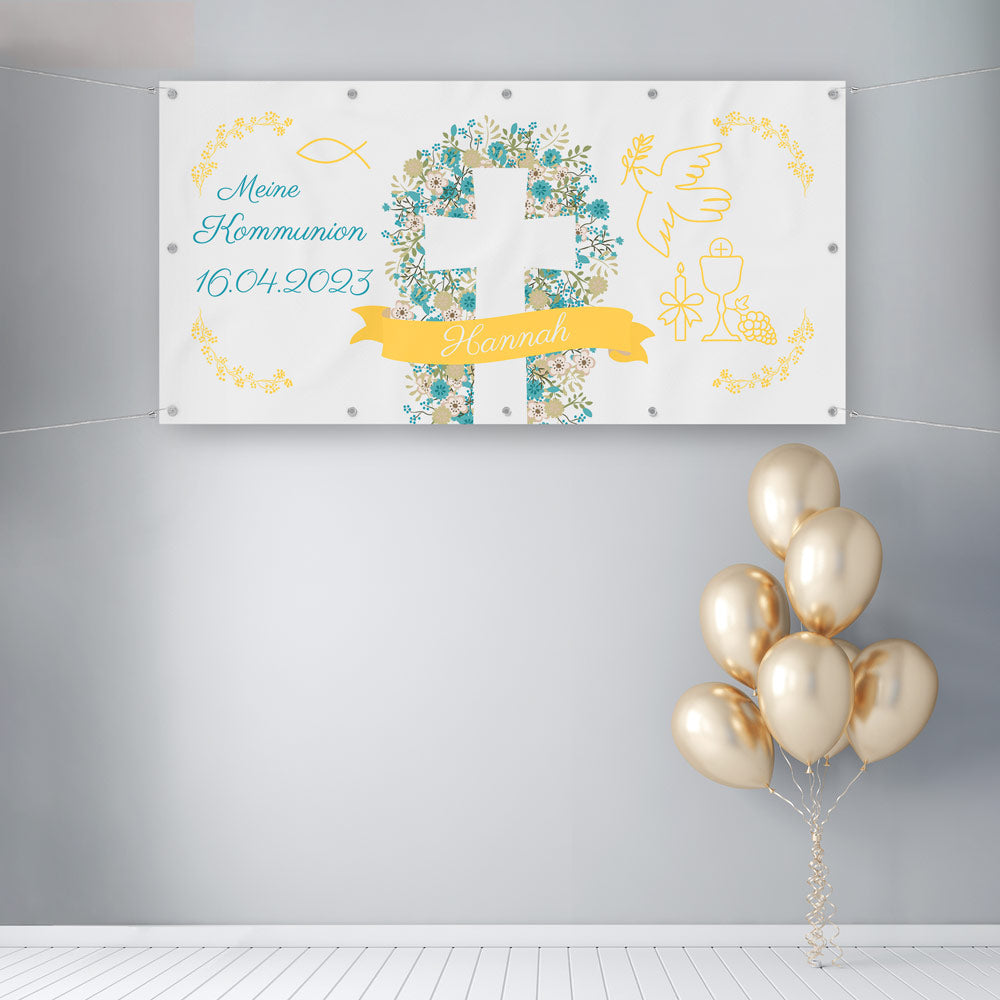 Festlich dekoriertes personalisiertes Kommunion-Banner mit floraler Kreuz-Grafik, Taube, Kelch und christlichen Symbolen. Der Name 'Hannah' und das Datum '16.04.2023' sind individuell eingefügt. Das Banner ist in einem eleganten Raum mit goldenen Luftballons aufgehängt, ideal für eine stilvolle Kommunionsfeier.