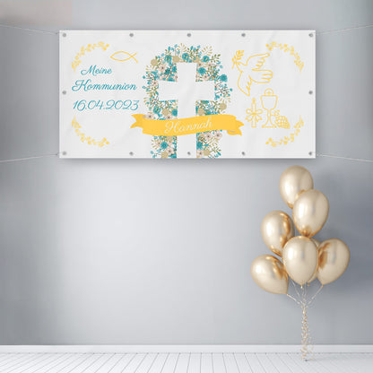 Festlich dekoriertes personalisiertes Kommunion-Banner mit floraler Kreuz-Grafik, Taube, Kelch und christlichen Symbolen. Der Name 'Hannah' und das Datum '16.04.2023' sind individuell eingefügt. Das Banner ist in einem eleganten Raum mit goldenen Luftballons aufgehängt, ideal für eine stilvolle Kommunionsfeier.