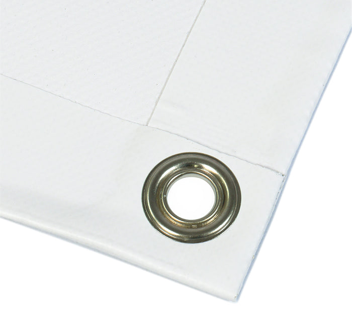 Detailaufnahme eines weißen PVC-Banners mit verstärktem Rand und einer stabilen Metallöse zur sicheren Befestigung. Ideal für den Innen- und Außeneinsatz.