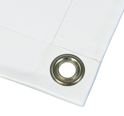 Detailaufnahme eines weißen PVC-Banners mit verstärktem Rand und einer stabilen Metallöse zur sicheren Befestigung. Ideal für den Innen- und Außeneinsatz.