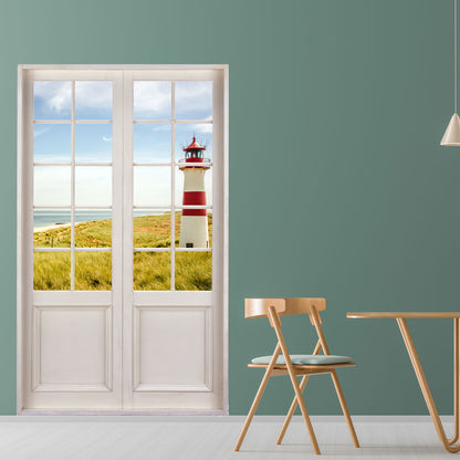 moderner Essbereich mit Blickfang für Ihre Wohndekoration Flügeltür mit optischer Täuschung und Ausblick auf die wunderschöne Ostsee mit Leuchtturm
