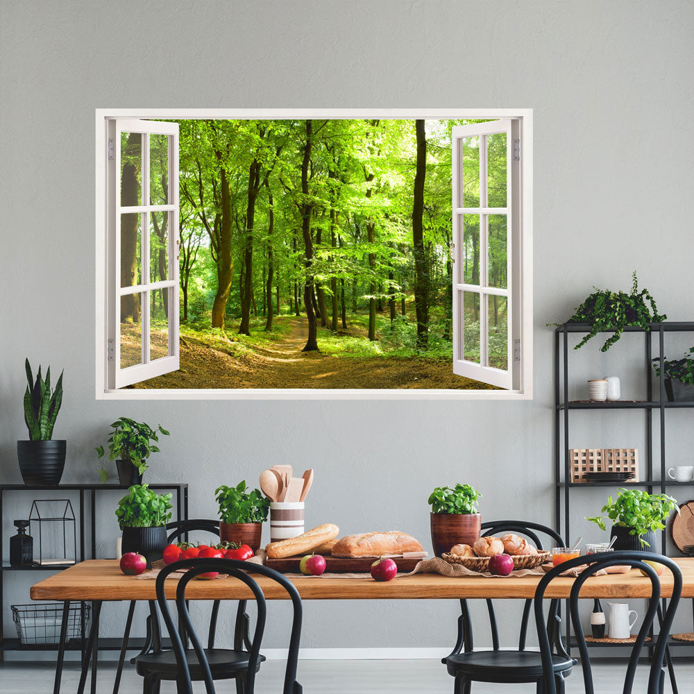 Blick aus einem offenen Fenster auf einen grünen Waldweg im Frühling. Der Essbereich ist mit frischen Äpfeln, Brot und Gebäck gedeckt, umgeben von Pflanzen und einem einladenden Ambiente. Schöner Ausblick auf die Natur, ideal für ein beruhigendes Zuhause.