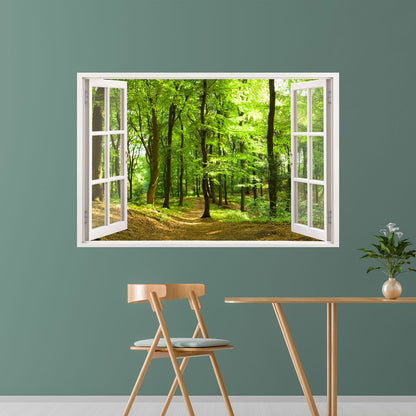Blick aus einem offenen Fenster auf einen grünen Waldweg im Frühling. Der Raum enthält einen minimalistischen Essbereich mit einem modernen Holzstuhl und einer Pflanze. Der Wald im Hintergrund schafft eine ruhige, natürliche Atmosphäre.