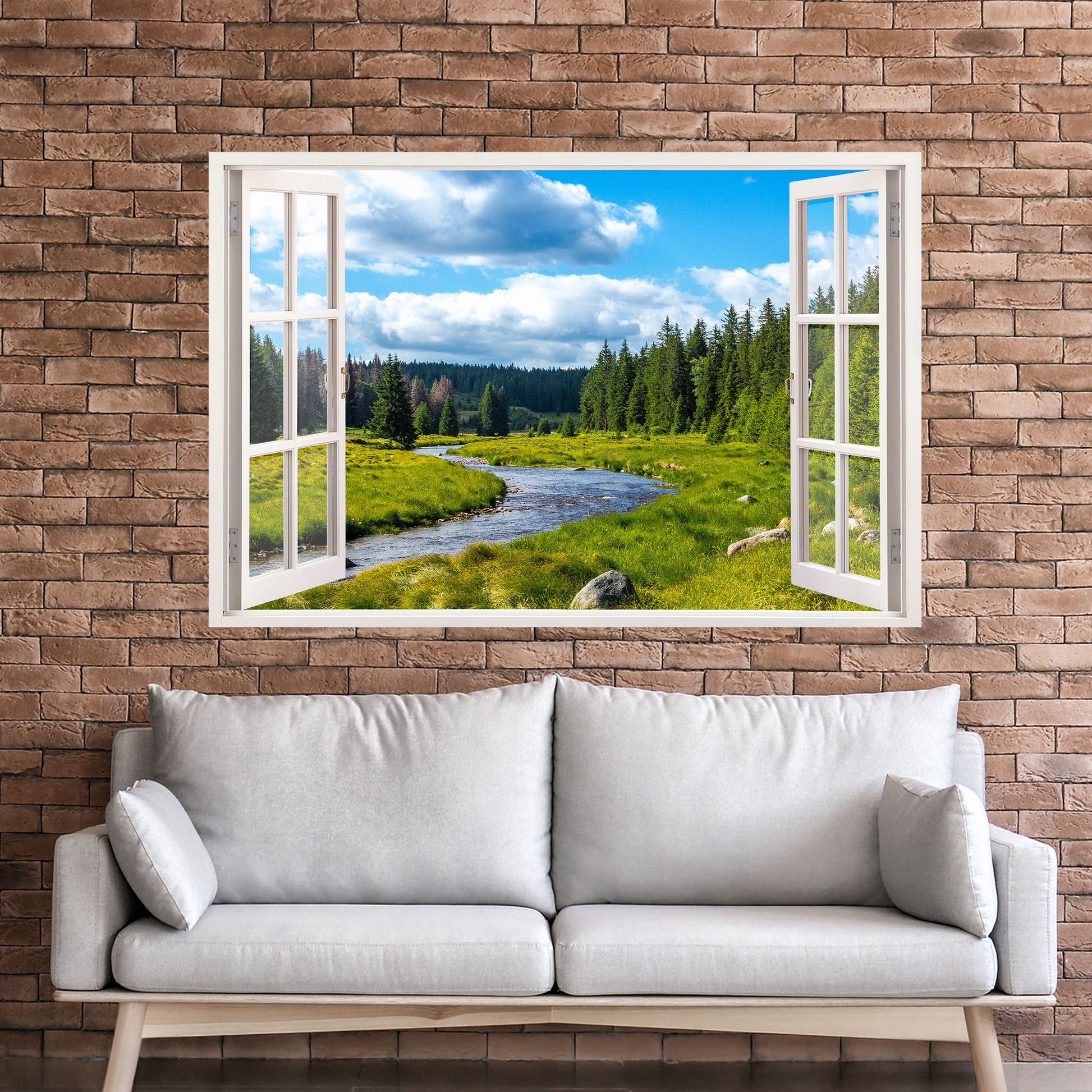 Frühling im grünen Flusstal, das durch ein Fenster sichtbar ist. Der Ausblick umfasst dichte Wälder und einen klaren, ruhigen Fluss. Ein gemütliches Sofa vor einer Mauer aus Backsteinen rundet die entspannende Atmosphäre ab. Design von Wallspirit.