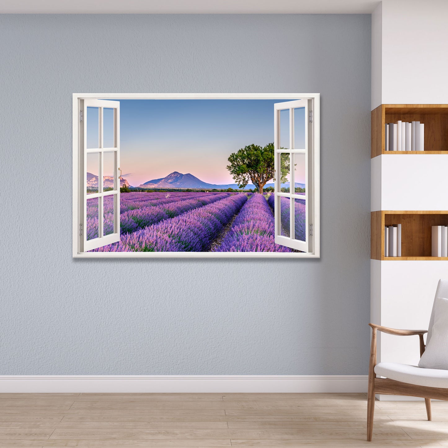 Fototapete mit 3D-Fensterblick auf ein malerisches Lavendelfeld in der Provence bei Sonnenuntergang. Endlose violette Blütenreihen führen zu einem majestätischen Baum, eingerahmt von Bergen und einem pastellfarbenen Abendhimmel. Perfekte Wanddekoration für ein beruhigendes Wohnambiente.
