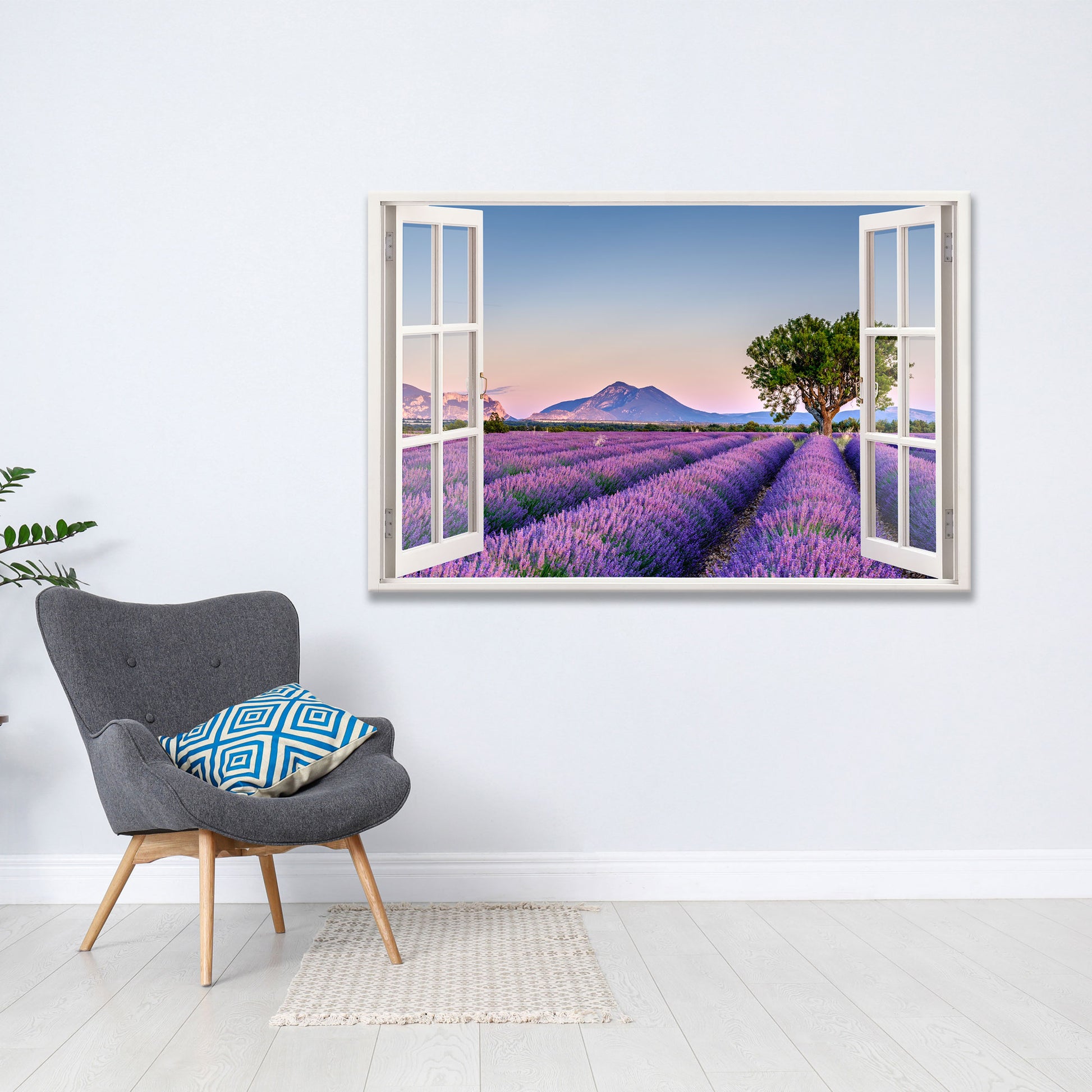 Wandbild mit 3D-Fensterblick auf ein atemberaubendes Lavendelfeld in der Provence während des Sonnenuntergangs. Die violetten Blütenreihen führen zu einem einsamen Baum und einer Windmühle vor einer malerischen Bergkulisse. Perfekte Wanddekoration für ein beruhigendes Wohnambiente.