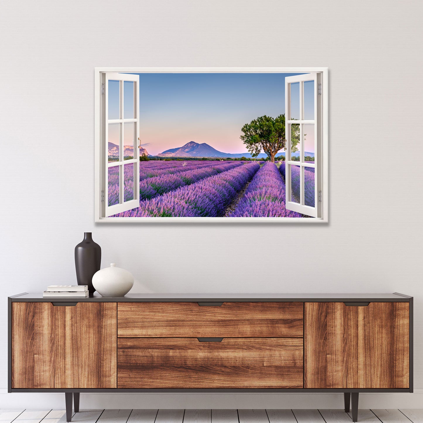 Wunderschöne Wanddekoration mit einem offenen Fensterblick auf ein blühendes Lavendelfeld bei Sonnenuntergang. Die violetten Lavendelreihen erstrecken sich bis zum Horizont, mit einem malerischen Baum und Bergen im Hintergrund. Perfekte Wandkunst für eine beruhigende und stilvolle Wohnraumgestaltung.