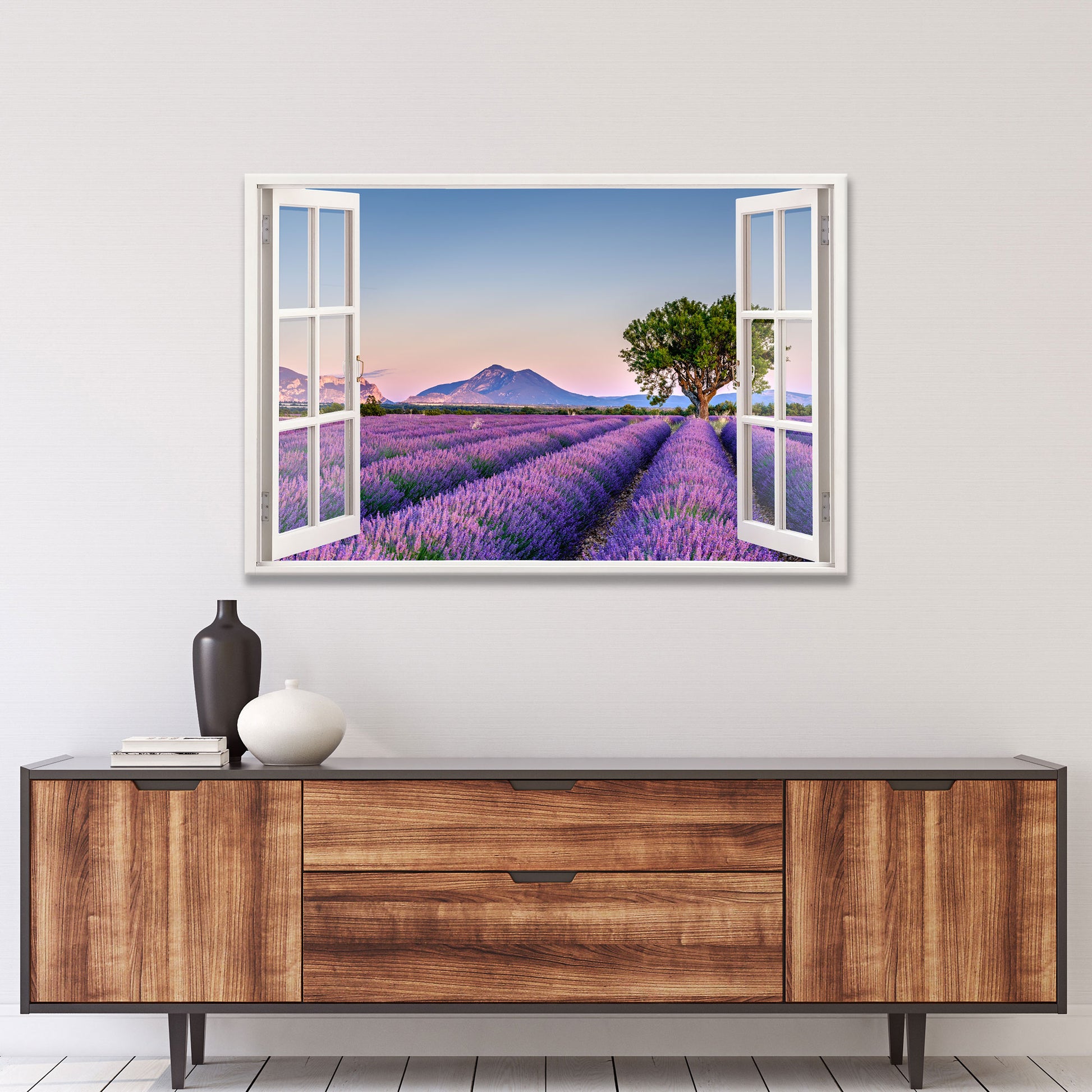 Wunderschöne Wanddekoration mit einem offenen Fensterblick auf ein blühendes Lavendelfeld bei Sonnenuntergang. Die violetten Lavendelreihen erstrecken sich bis zum Horizont, mit einem malerischen Baum und Bergen im Hintergrund. Perfekte Wandkunst für eine beruhigende und stilvolle Wohnraumgestaltung.
