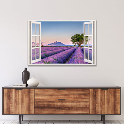Wunderschöne Wanddekoration mit einem offenen Fensterblick auf ein blühendes Lavendelfeld bei Sonnenuntergang. Die violetten Lavendelreihen erstrecken sich bis zum Horizont, mit einem malerischen Baum und Bergen im Hintergrund. Perfekte Wandkunst für eine beruhigende und stilvolle Wohnraumgestaltung.