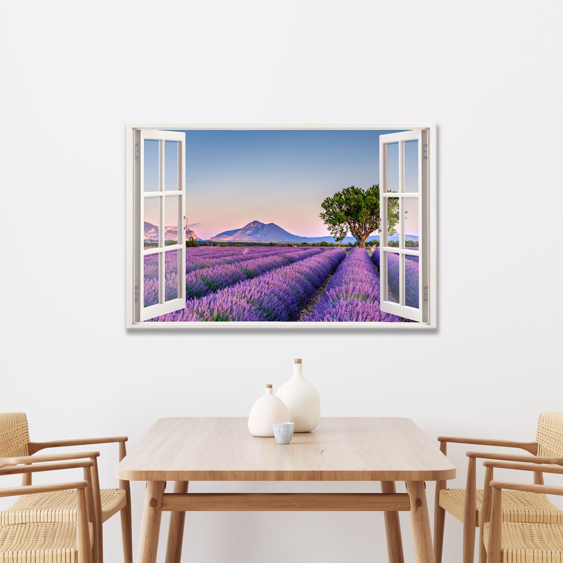 Hochwertige Wanddekoration mit einem offenen Fensterblick auf ein weitläufiges Lavendelfeld in voller Blüte. Die violetten Reihen erstrecken sich bis zu einem sanften Hügel mit Bäumen, während der Himmel in warmen Farben des Sonnenuntergangs leuchtet. Ideal für eine stilvolle und beruhigende Wohnraumgestaltung.