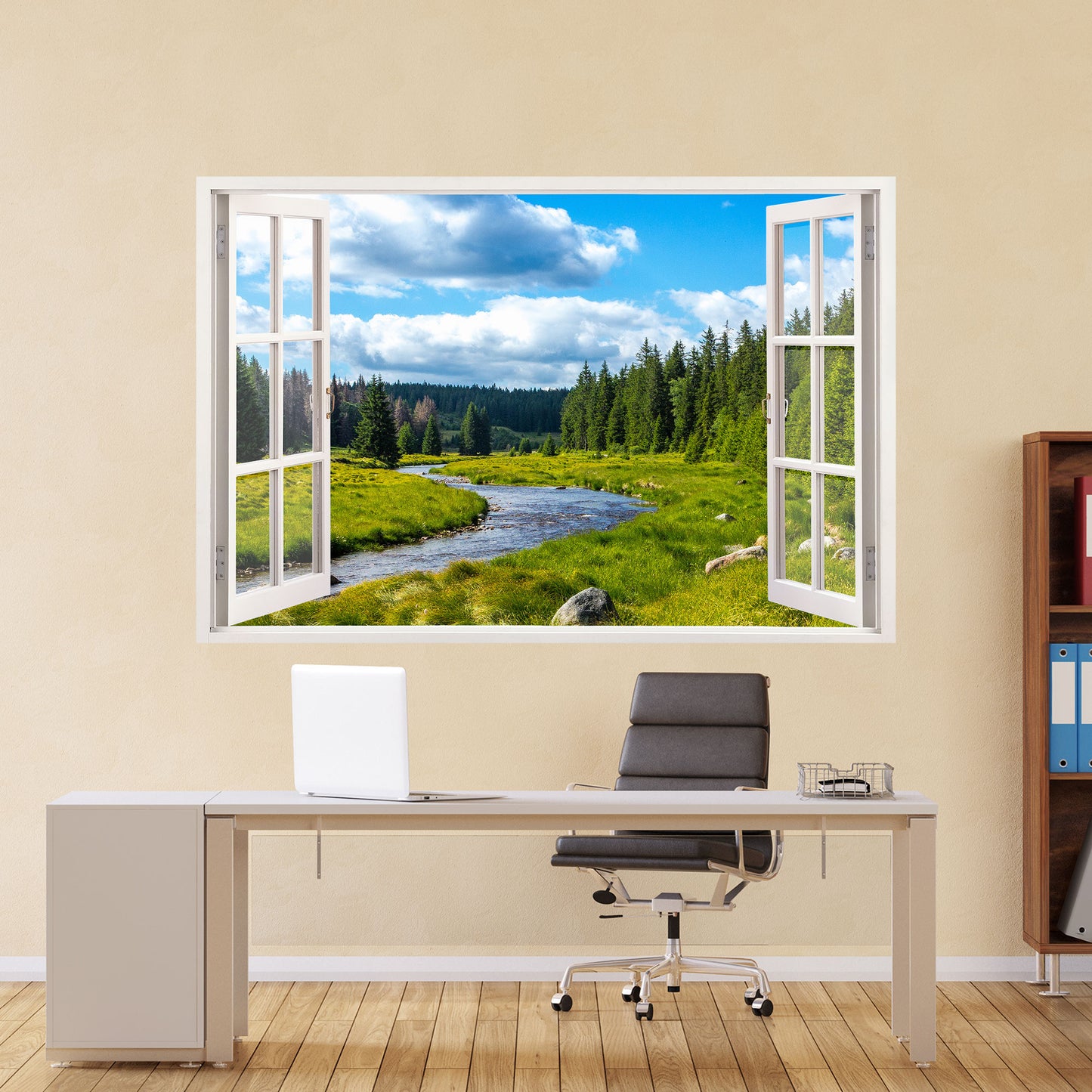 Blick aus einem Bürofenster auf eine wunderschöne grüne Landschaft mit einem plätschernden Fluss und bewaldeten Hügeln unter einem strahlend blauen Himmel mit Wolken. Wallspirit bietet Ihnen qualitativ hochwertige Drucke, die atemberaubende Ausblicke einfangen und Ihre Räume verschönern.