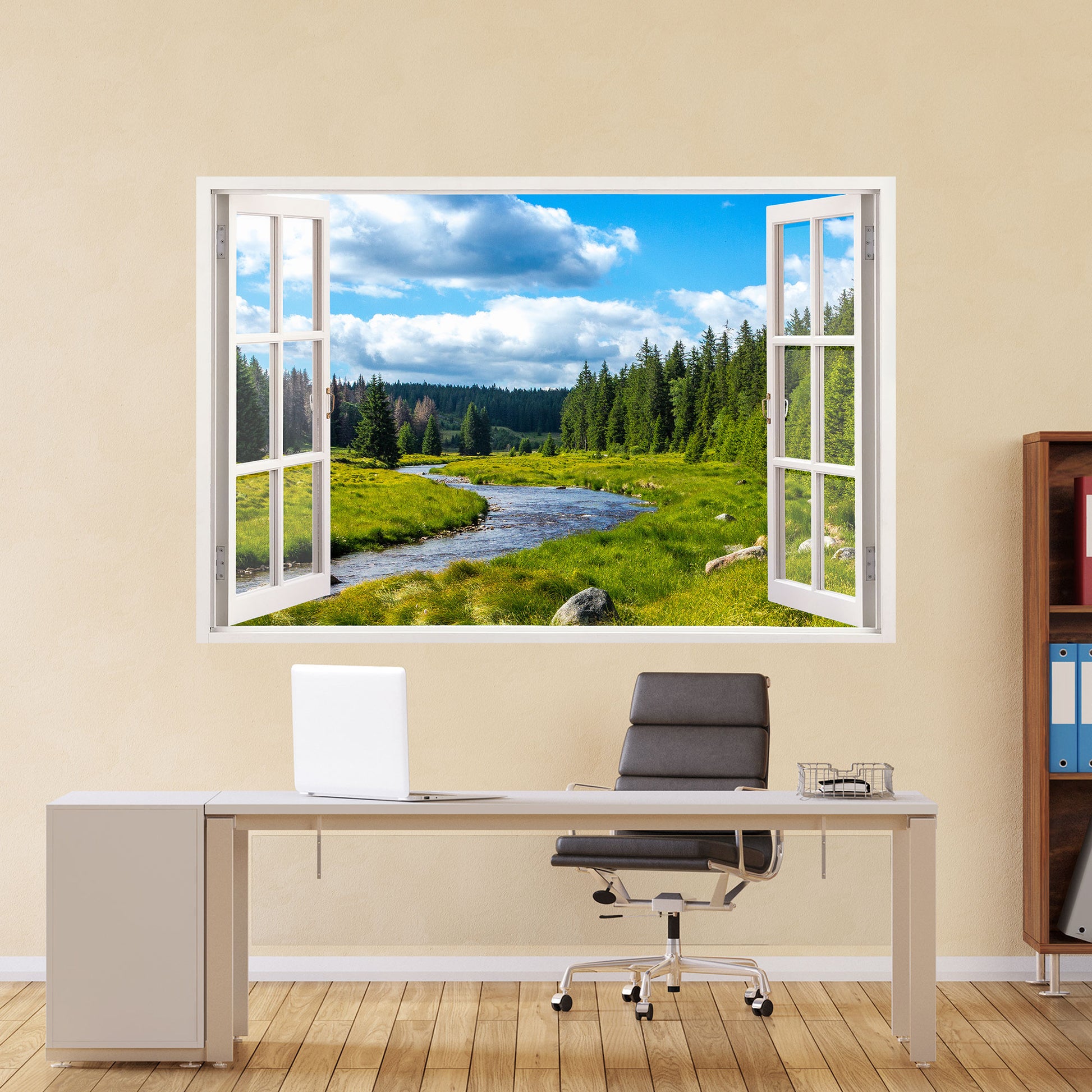 Blick aus einem Bürofenster auf eine wunderschöne grüne Landschaft mit einem plätschernden Fluss und bewaldeten Hügeln unter einem strahlend blauen Himmel mit Wolken. Wallspirit bietet Ihnen qualitativ hochwertige Drucke, die atemberaubende Ausblicke einfangen und Ihre Räume verschönern.