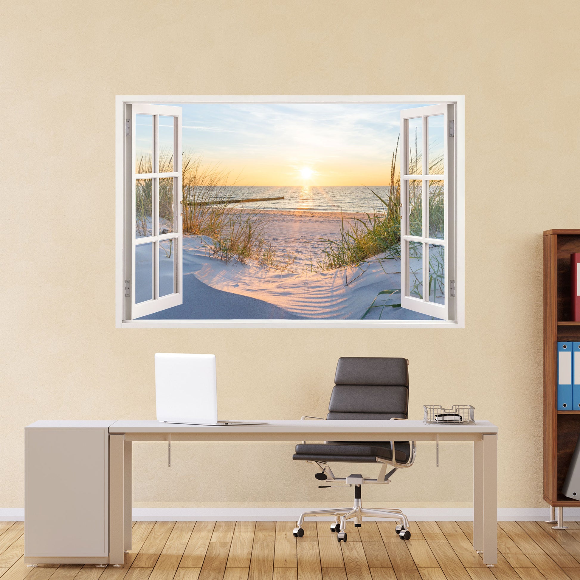 Wandtattoo mit realistischem Fensterblick auf einen malerischen Sandstrand bei Sonnenuntergang. Sanfte Dünen mit Gräsern und das ruhige Meer schaffen eine entspannte Atmosphäre. Perfekt als Wanddekoration für Büro, Wohnzimmer oder Schlafzimmer.