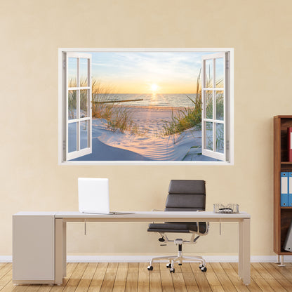 Wandtattoo mit realistischem Fensterblick auf einen malerischen Sandstrand bei Sonnenuntergang. Sanfte Dünen mit Gräsern und das ruhige Meer schaffen eine entspannte Atmosphäre. Perfekt als Wanddekoration für Büro, Wohnzimmer oder Schlafzimmer.