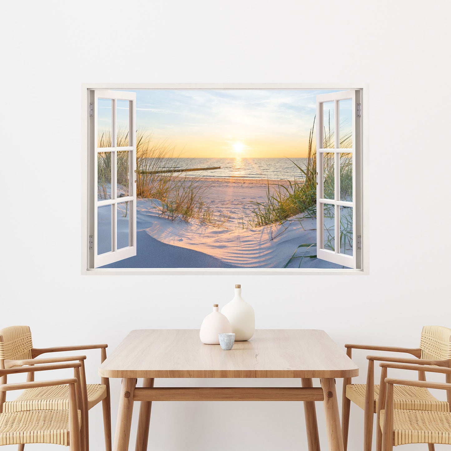Wandtattoo mit offenem Fensterblick auf einen ruhigen Sandstrand bei Sonnenuntergang. Goldene Sonnenstrahlen reflektieren auf dem Meer, während sanfte Dünen und Gräser eine entspannte Atmosphäre schaffen. Perfekte Wanddekoration für Esszimmer, Wohnzimmer oder Büro.