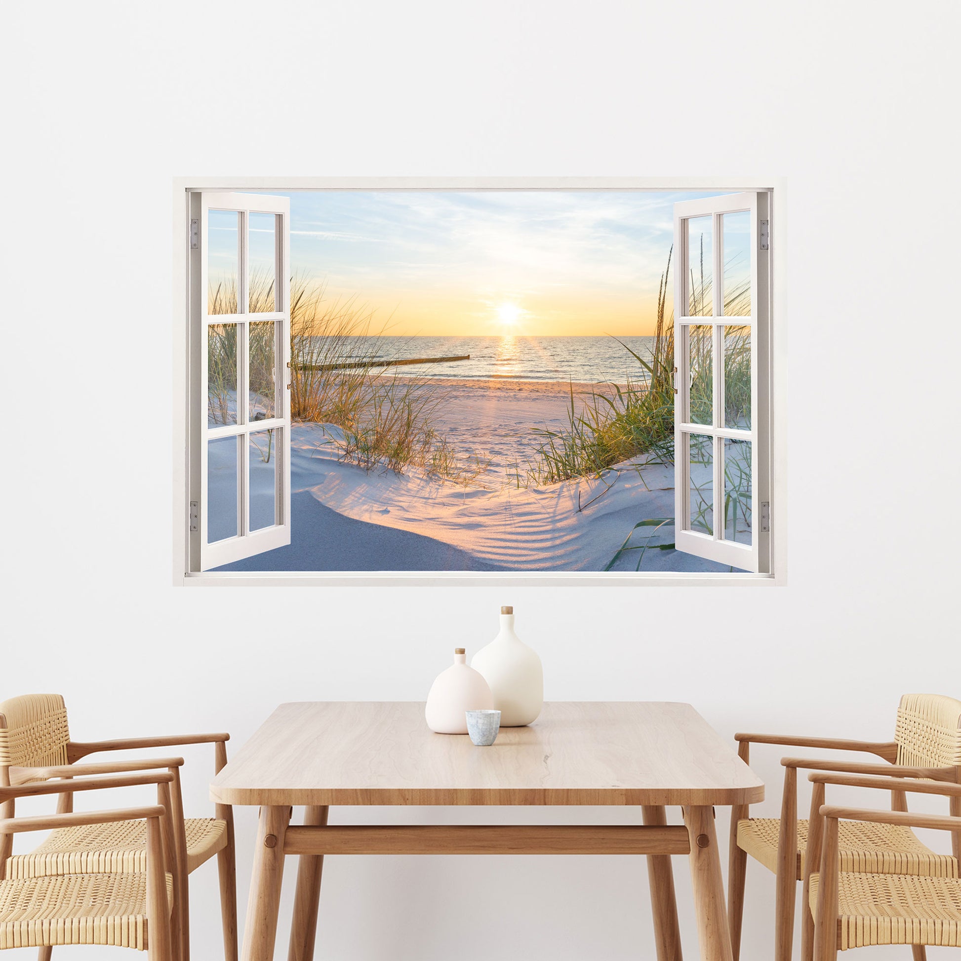 Wandtattoo mit offenem Fensterblick auf einen ruhigen Sandstrand bei Sonnenuntergang. Goldene Sonnenstrahlen reflektieren auf dem Meer, während sanfte Dünen und Gräser eine entspannte Atmosphäre schaffen. Perfekte Wanddekoration für Esszimmer, Wohnzimmer oder Büro.