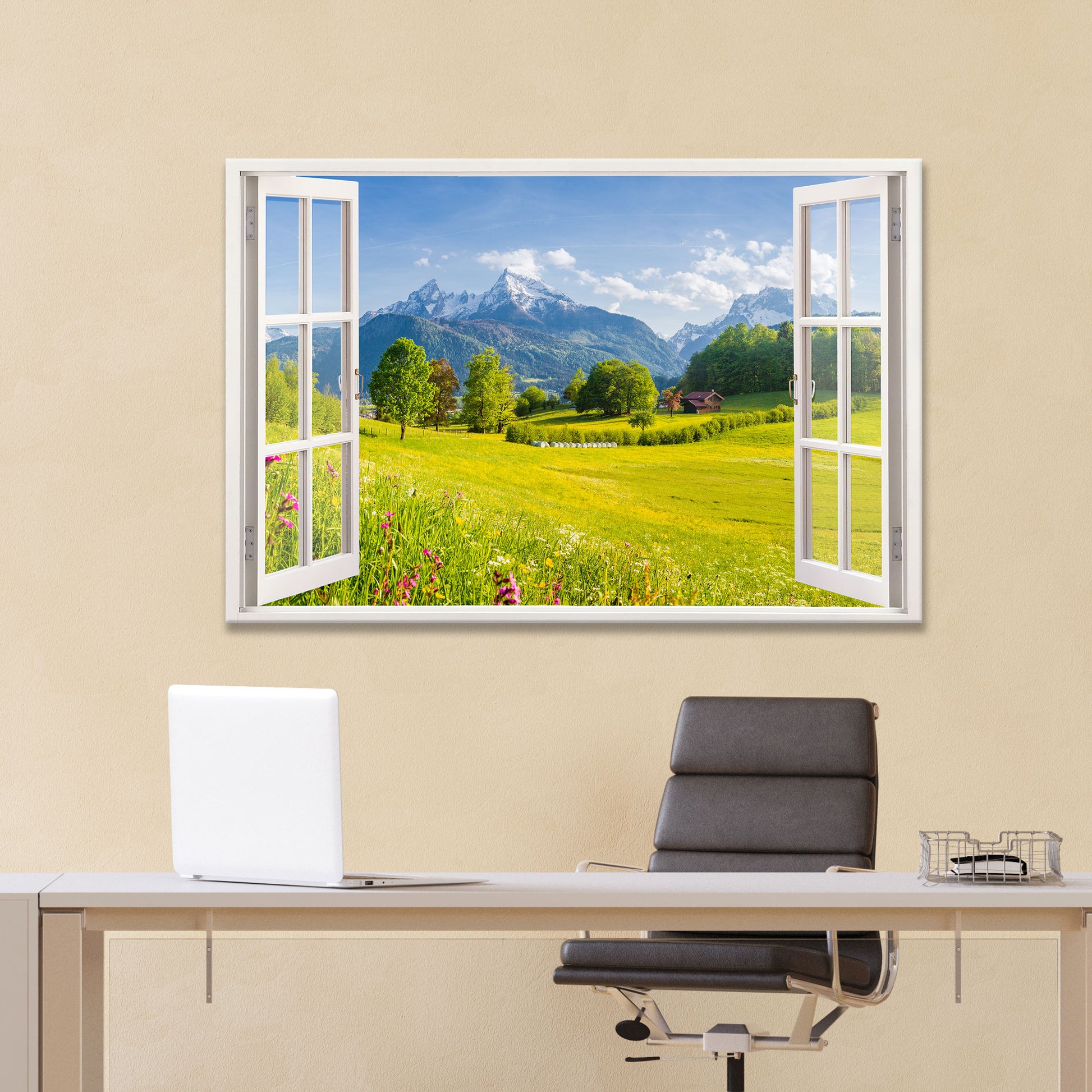 Leinwandbild mit offenem Fensterblick auf eine idyllische Berglandschaft mit saftig grünen Wiesen und schneebedeckten Gipfeln. Perfekte Wanddekoration für das Büro oder den Wohnbereich.